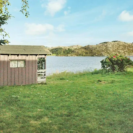 Five-bedroom In Holiday home Kvenvaer
