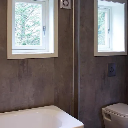 Five-bedroom In Holiday home Kvenvaer