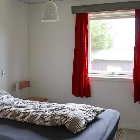 Holiday home Five-bedroom In Kvenvaer