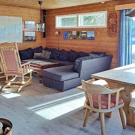 Five-bedroom In Kvenvaer